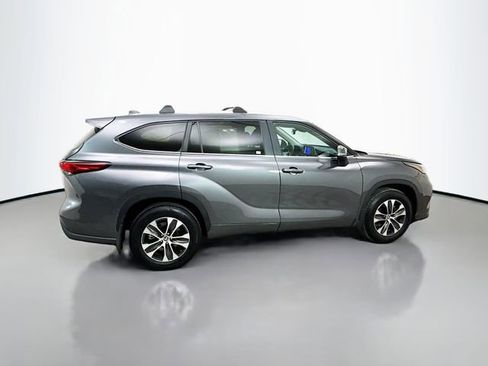 Used 2023 Toyota Highlander XLE image 8