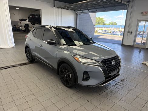 Used 2021 Nissan Kicks SR w/ SR Premium Package FWD image 3