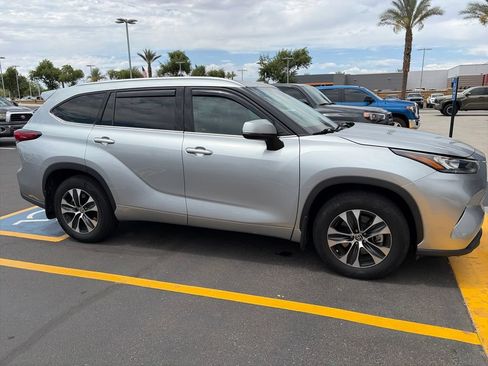 Used 2020 Toyota Highlander XLE AWD/4WD image 7