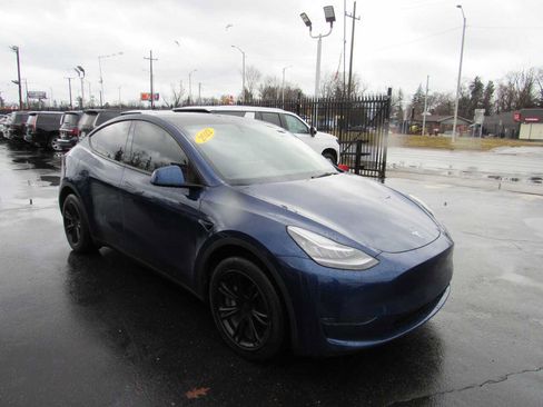 Used 2022 Tesla Model Y Long Range image 3
