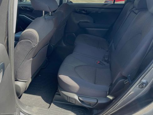 Used 2023 Toyota Highlander LE FWD image 14