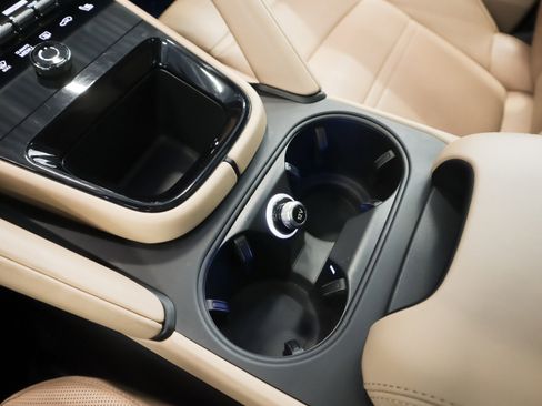 Certified 2024 Porsche Cayenne AWD/4WD image 16