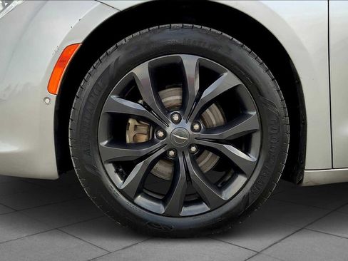 Used 2019 Chrysler Pacifica Limited w/ Advanced Safetytec Group FWD image 11