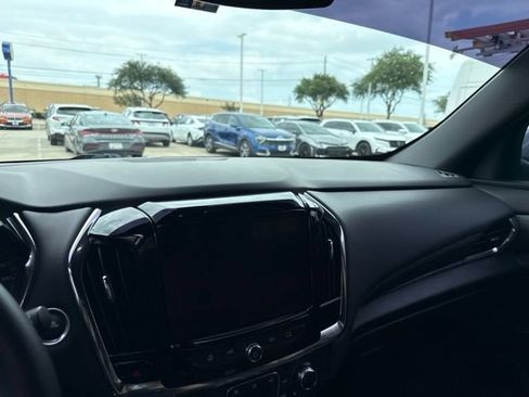 Used 2023 Chevrolet Traverse LT FWD image 13