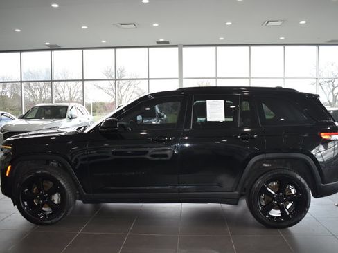 Used 2023 Jeep Grand Cherokee Limited w/ Black Appearance Package AWD/4WD image 7