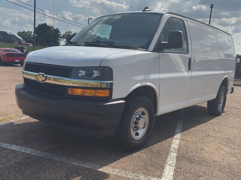 Used 2024 Chevrolet Express 2500 w/ Driver Convenience Package RWD image 7