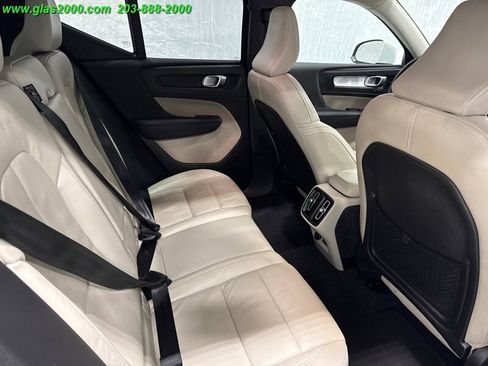 Used 2022 Volvo XC40 T5 Momentum image 31