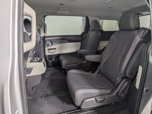 Used 2022 Kia Carnival LX FWD image 23