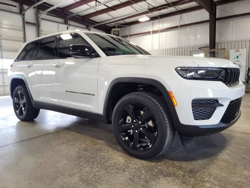 New 2025 Jeep Grand Cherokee Altitude AWD/4WD image 7