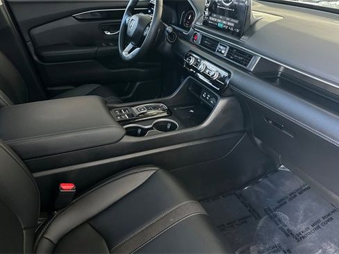 Used 2025 Honda Pilot Touring image 13