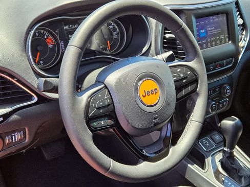 Used 2021 Jeep Cherokee Latitude Plus FWD image 24