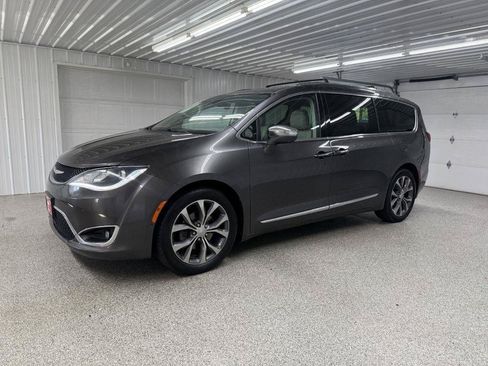 Used 2017 Chrysler Pacifica Limited FWD image 3