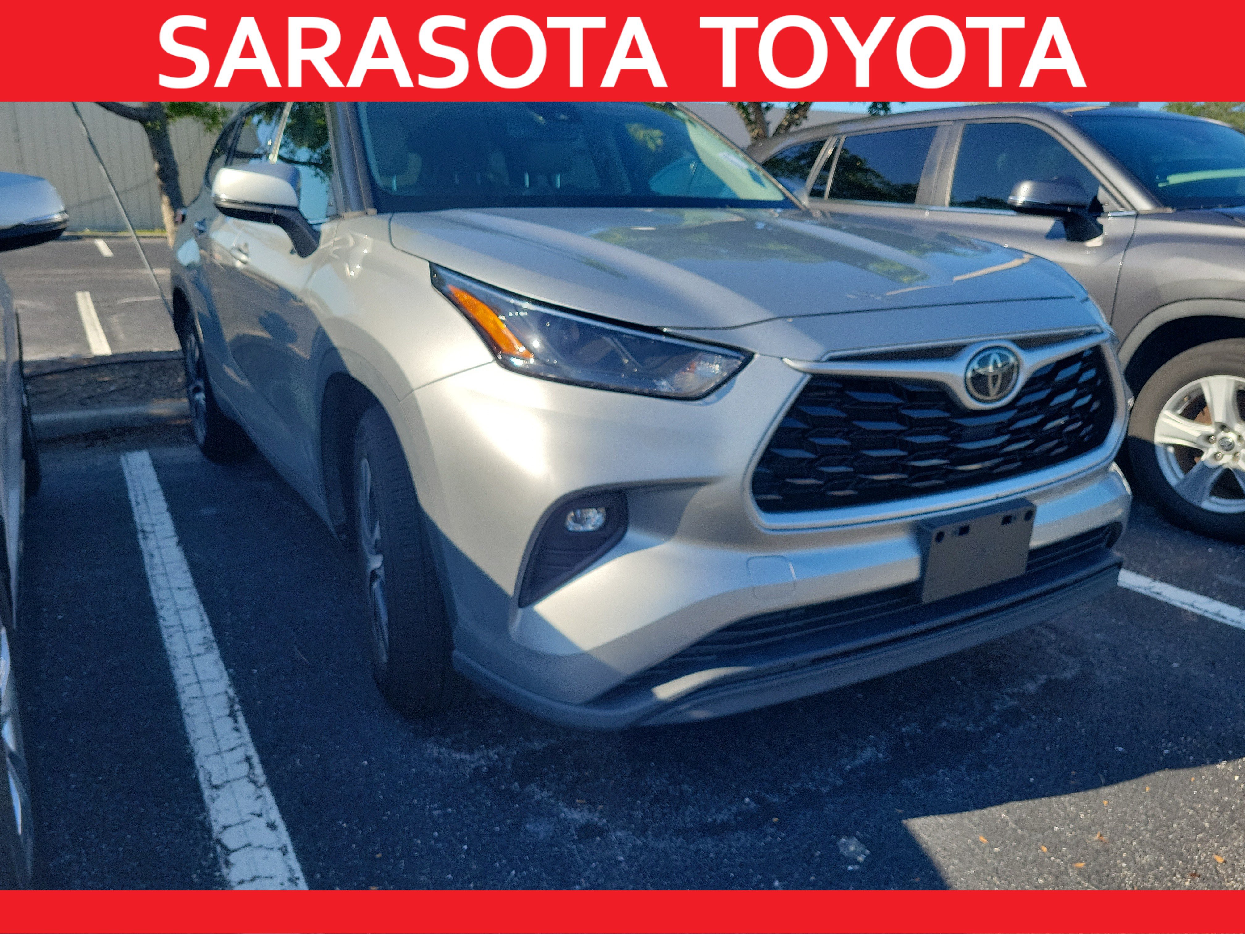 Used 2022 Toyota Highlander XLE FWD image 1
