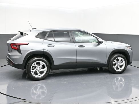 Used 2024 Chevrolet Trax LS w/ LS Convenience Package image 8