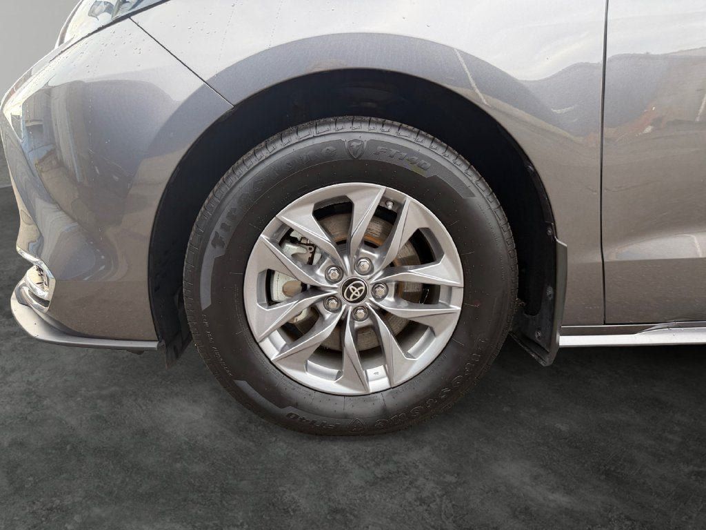 Used 2024 Toyota Sienna XLE w/ XLE Plus Package AWD/4WD image 4