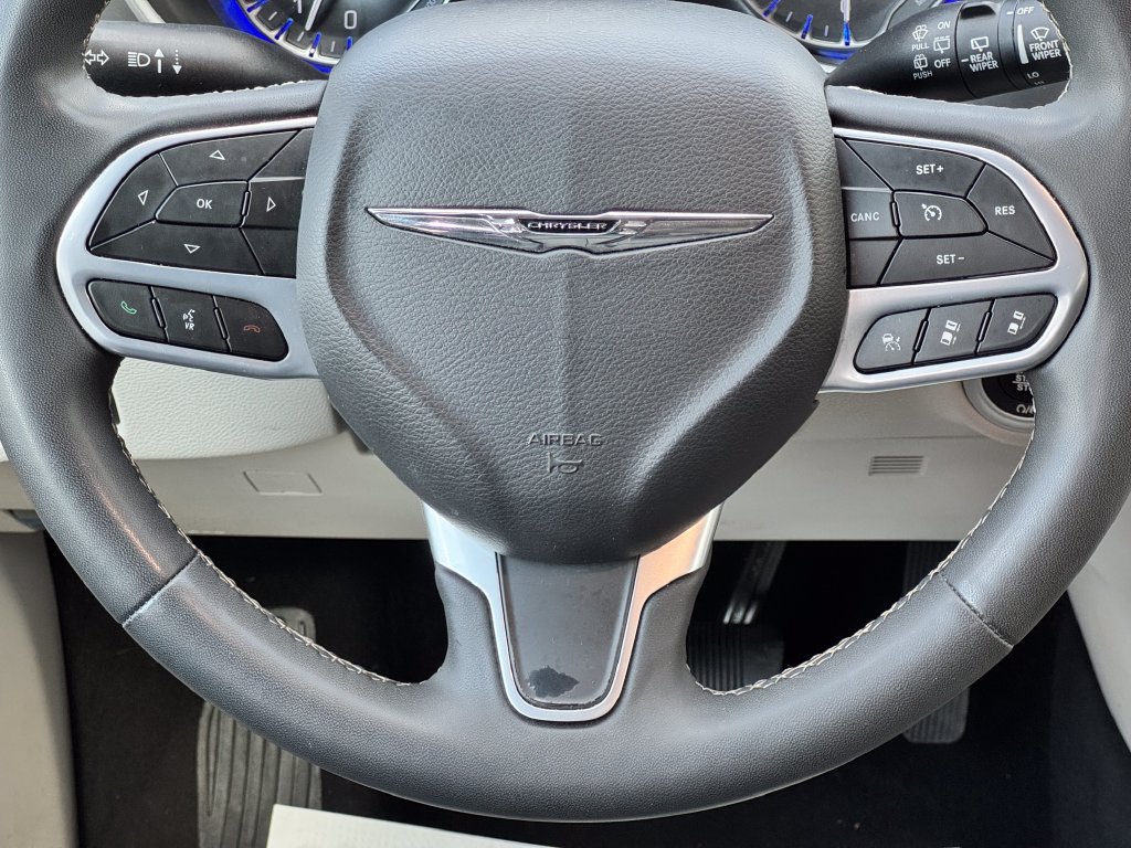 Used 2023 Chrysler Pacifica Touring-L FWD image 21