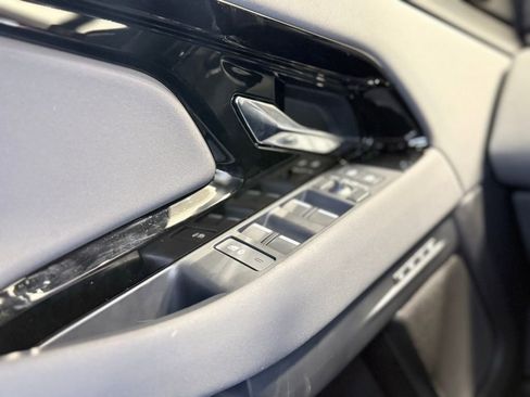 Used 2025 Land Rover Range Rover Evoque Dynamic SE image 23