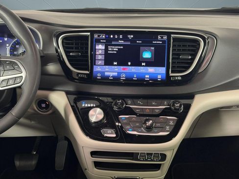Used 2024 Chrysler Pacifica Touring-L FWD image 18