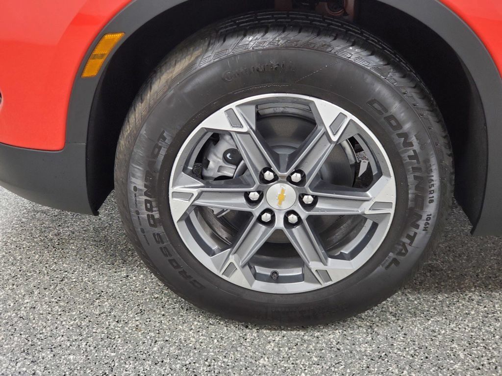 Used 2025 Chevrolet Blazer LT FWD image 9