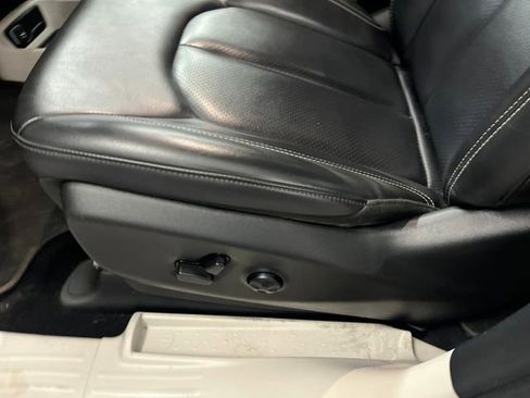 Used 2023 Chrysler Pacifica Touring-L image 19