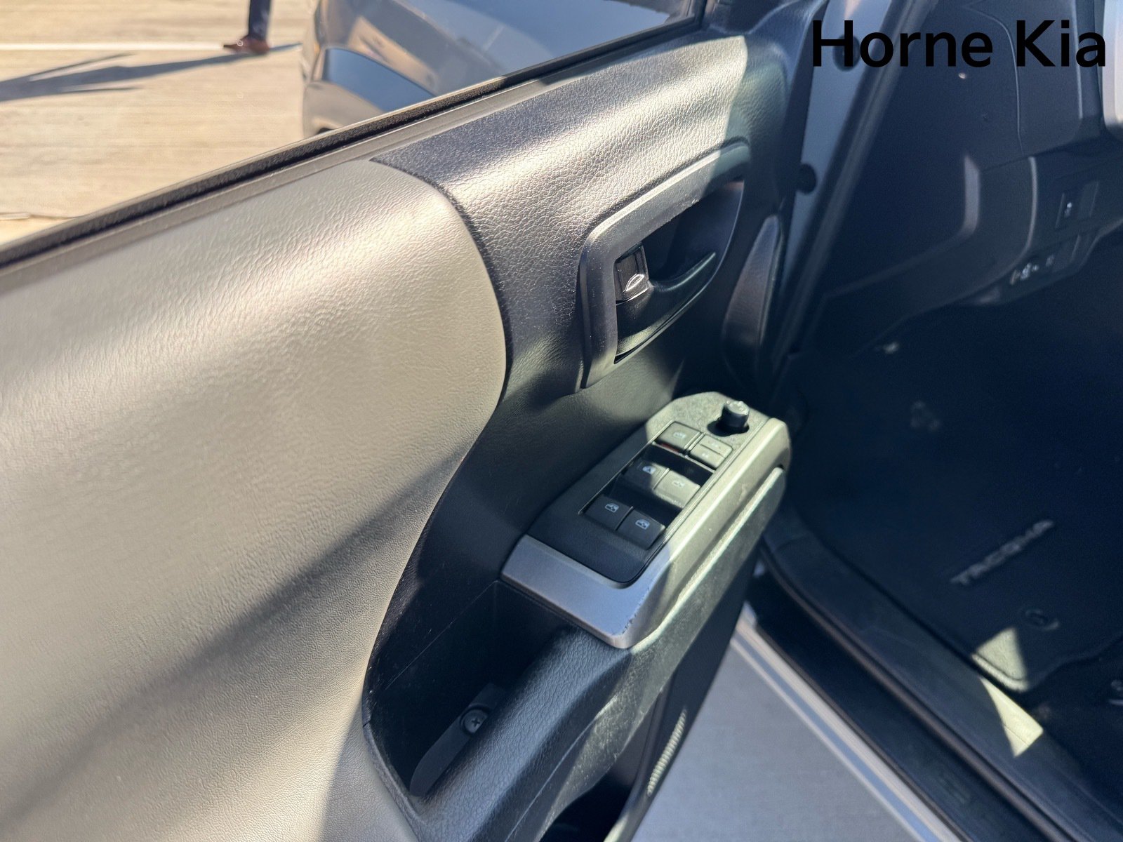 Used 2020 Toyota Tacoma SR5 RWD image 11
