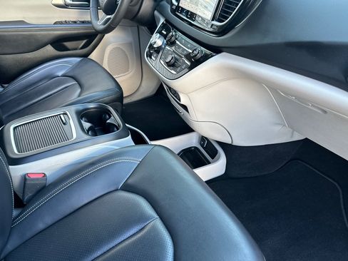 Used 2023 Chrysler Pacifica Touring-L FWD image 18
