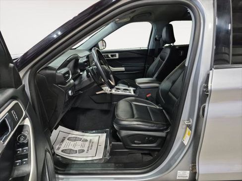 Used 2021 Ford Explorer XLT w/ Equipment Group 202A image 10