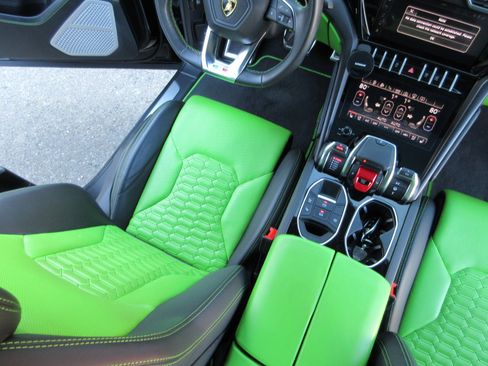 Used 2022 Lamborghini Urus image 23