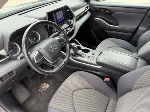 Used 2023 Toyota Highlander LE AWD/4WD image 12