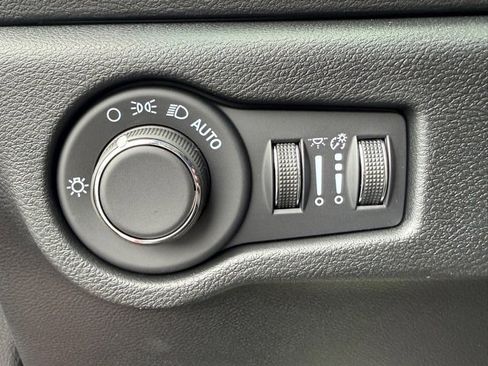 New 2026 Chrysler Voyager LX image 20