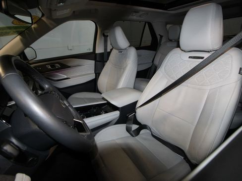 Used 2025 Ford Explorer Platinum w/ Ultimate Package image 4