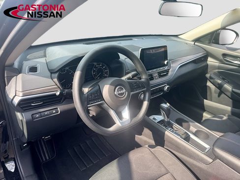 Used 2025 Nissan Altima 2.5 SV FWD image 11
