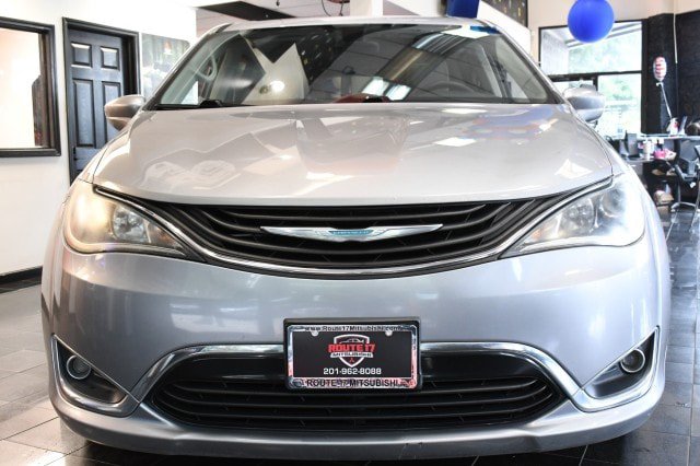 Used 2017 Chrysler Pacifica Touring Plus FWD image 2