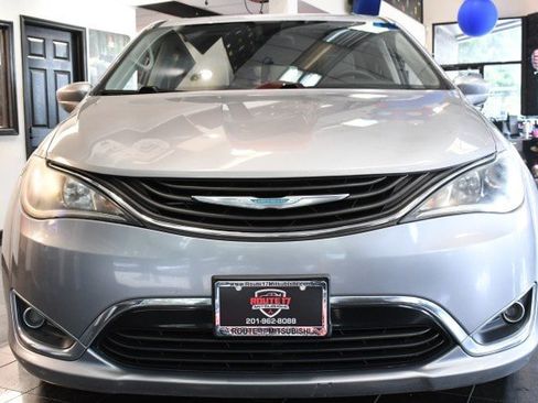 Used 2017 Chrysler Pacifica Touring Plus FWD image 2