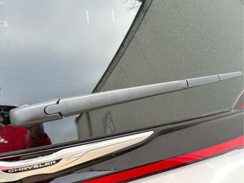 Used 2025 Chrysler Pacifica Select image 17