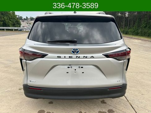 Used 2025 Toyota Sienna LE w/ LE Plus Package FWD image 4