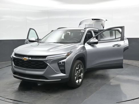 Used 2025 Chevrolet Trax LT w/ LT Convenience Package FWD image 46