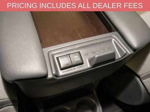 Used 2024 Toyota Sienna LE FWD image 7