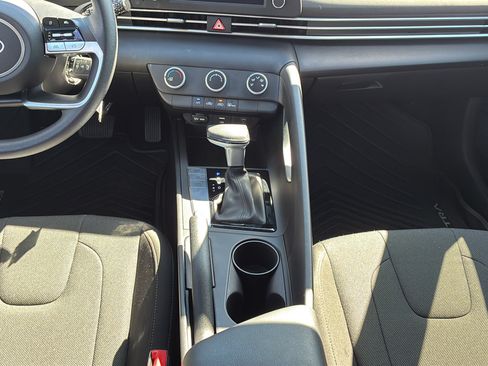 Certified 2025 Hyundai Elantra SE FWD image 21