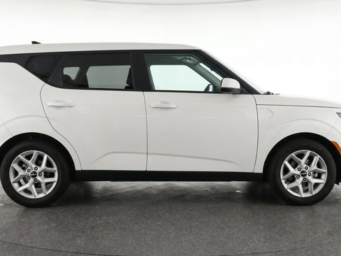 Used 2025 Kia Soul LX w/ LX Technology Package FWD image 11