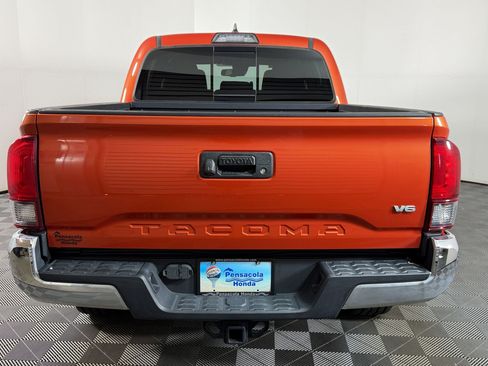 Used 2018 Toyota Tacoma TRD Off-Road AWD/4WD image 8