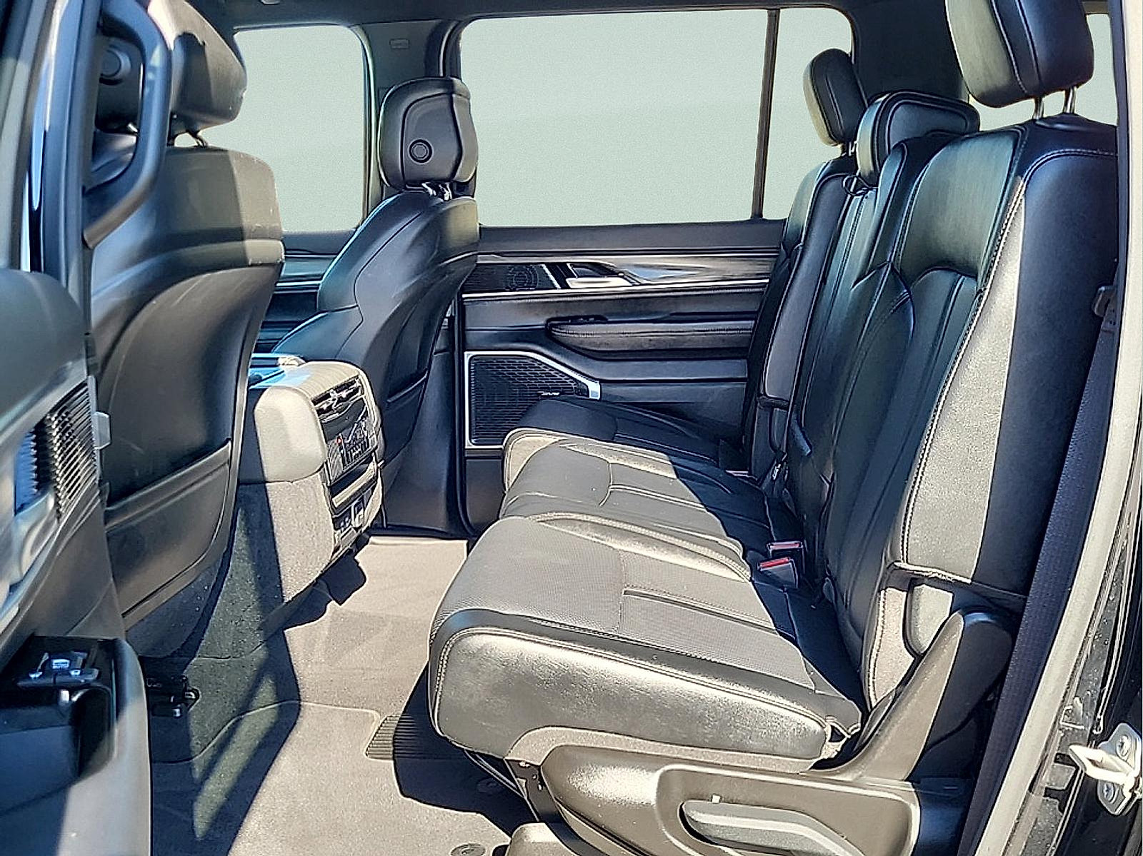 Used 2024 Jeep Wagoneer L Series II w/ Flexible Seating Group AWD/4WD image 12