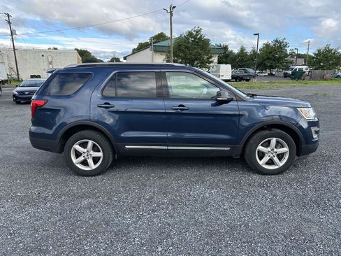 Used 2017 Ford Explorer XLT w/ Equipment Group 202A AWD/4WD image 9