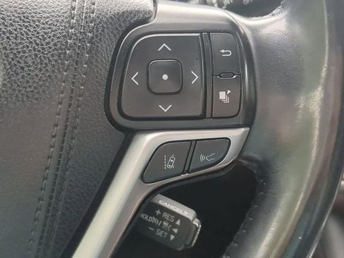 Used 2017 Toyota Highlander XLE AWD/4WD image 25
