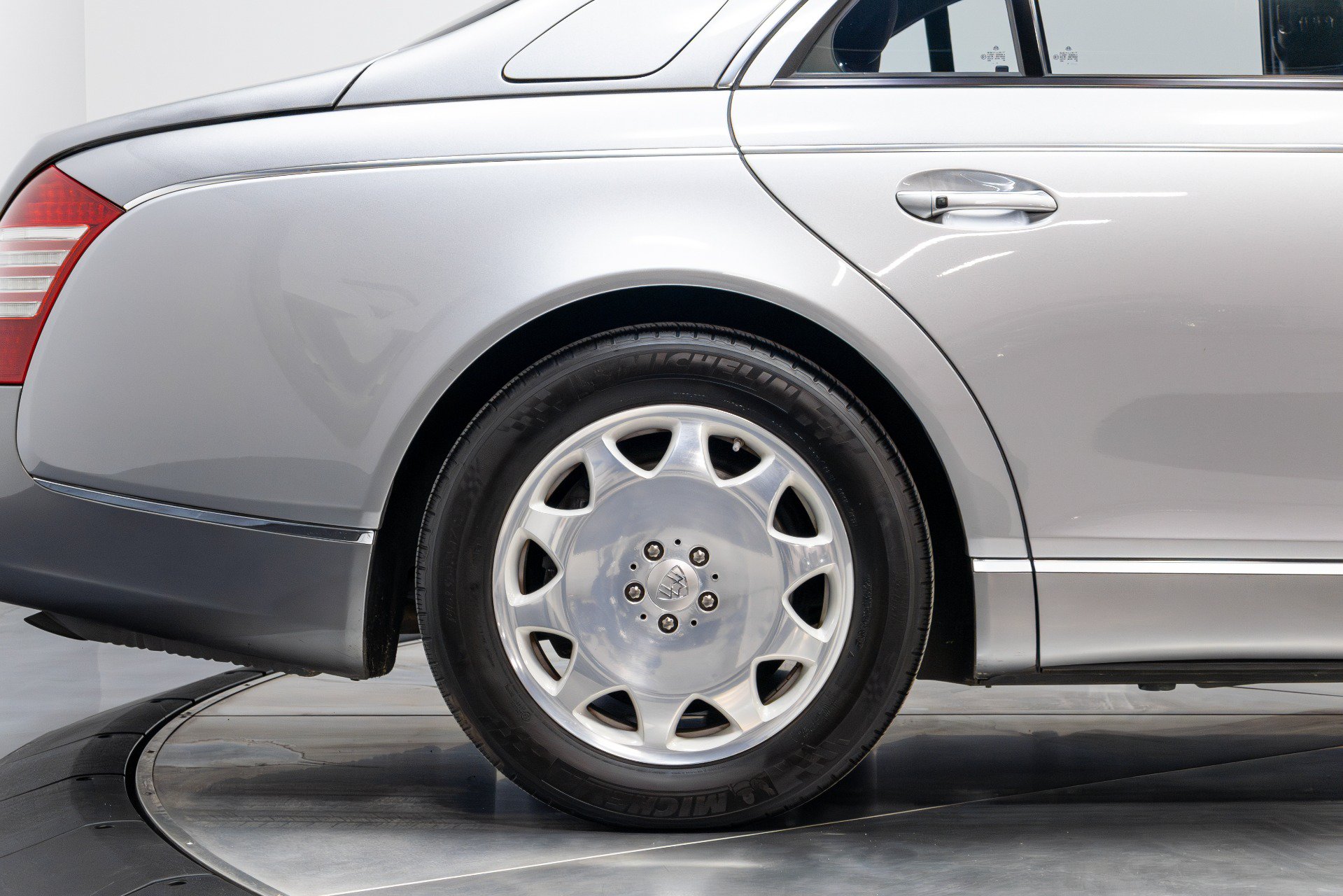 Used 2004 Maybach 57 RWD image 16