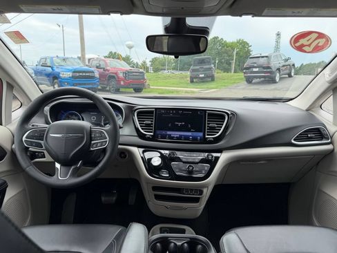 Used 2024 Chrysler Pacifica Touring-L FWD image 40