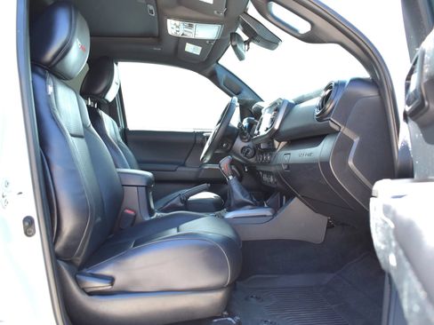 Used 2023 Toyota Tacoma TRD Off-Road w/ TRD Premium Off Road Package AWD/4WD image 29