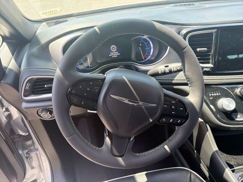Used 2022 Chrysler Pacifica Limited w/ Uconnect Theater Family Group FWD image 11