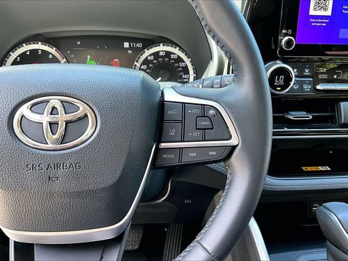 Used 2023 Toyota Highlander XLE FWD image 11