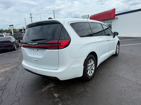 Used 2023 Chrysler Pacifica Touring-L FWD image 3
